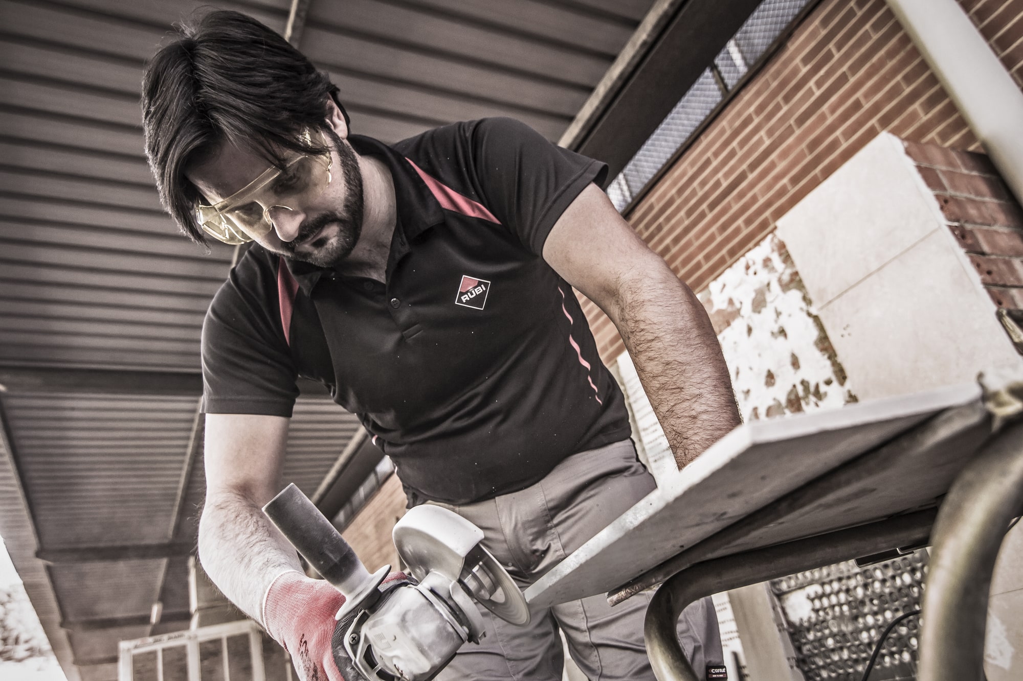 Professional using the ECD grinder blade