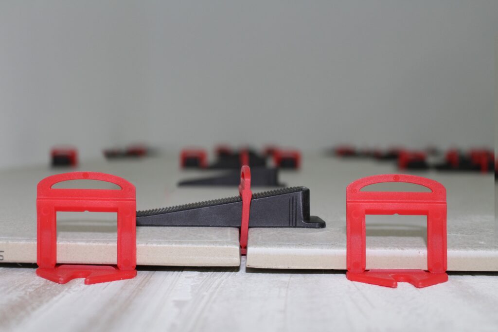 Super close up of the DELTA clips underneath some tiles.