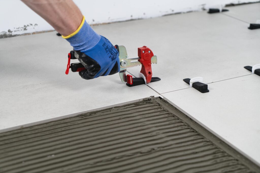 Close up of the pliers being used on the DELTA levelling clips