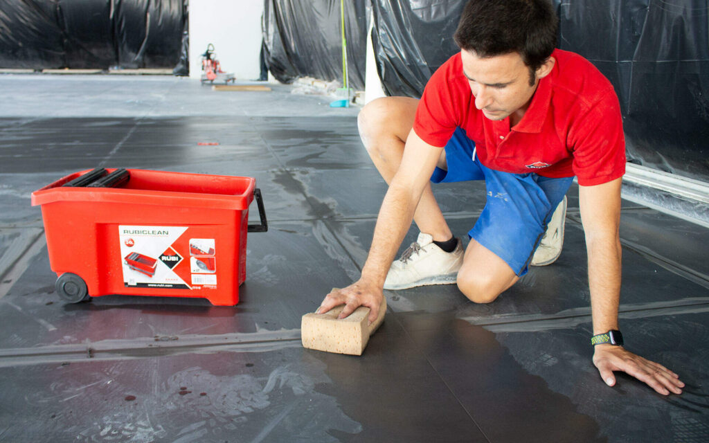 Rubiclean para colocar azulejos en piscinas