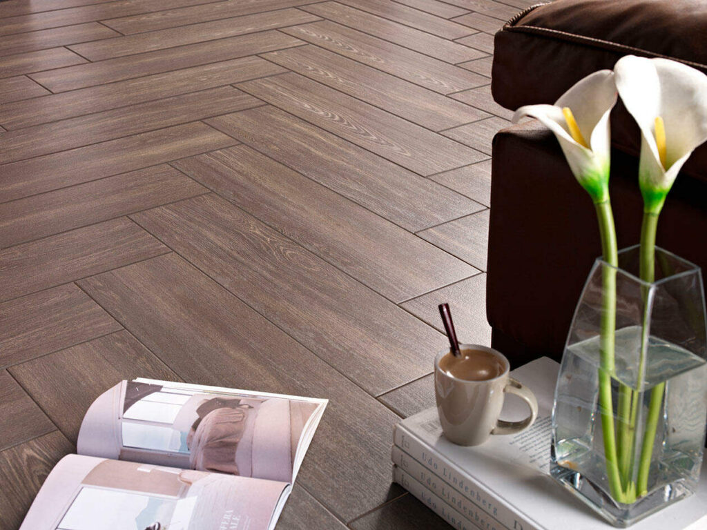 suelo de azulejo imitación madera