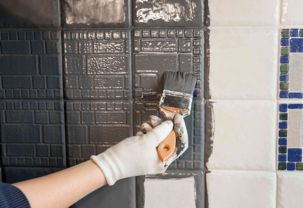 cómo pintar azulejos con brocha