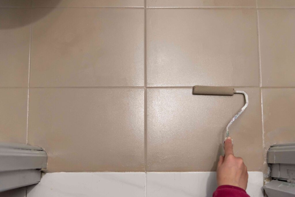 cómo pintar azulejos con rodillo