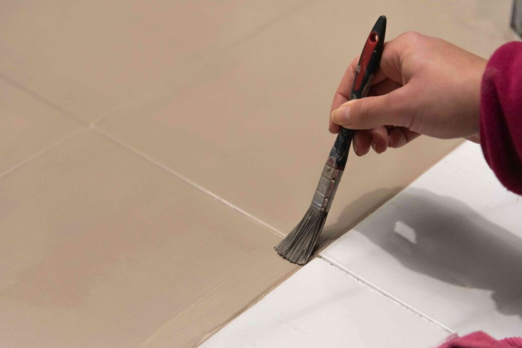 cómo pintar azulejos con pincel