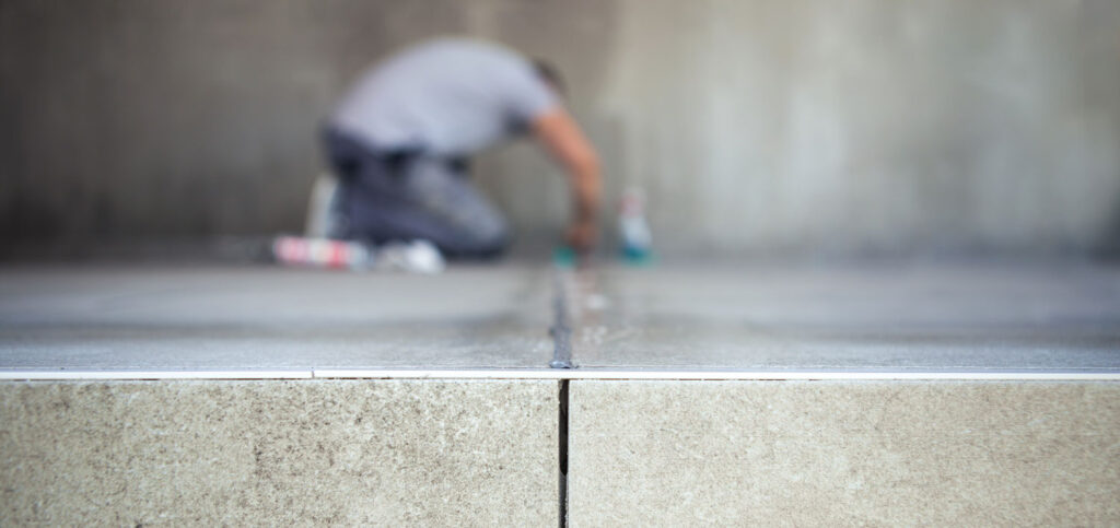 junta  a la hora de pegar azulejos en el techo del baño