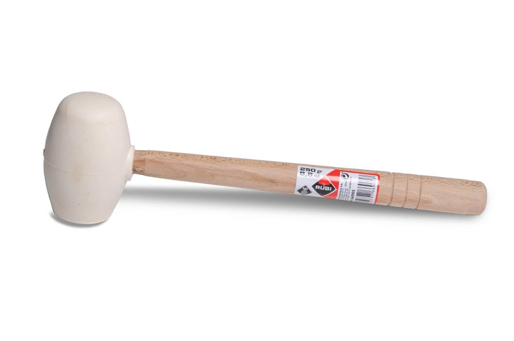 cómo reparar una baldosa suelta con una maza de goma