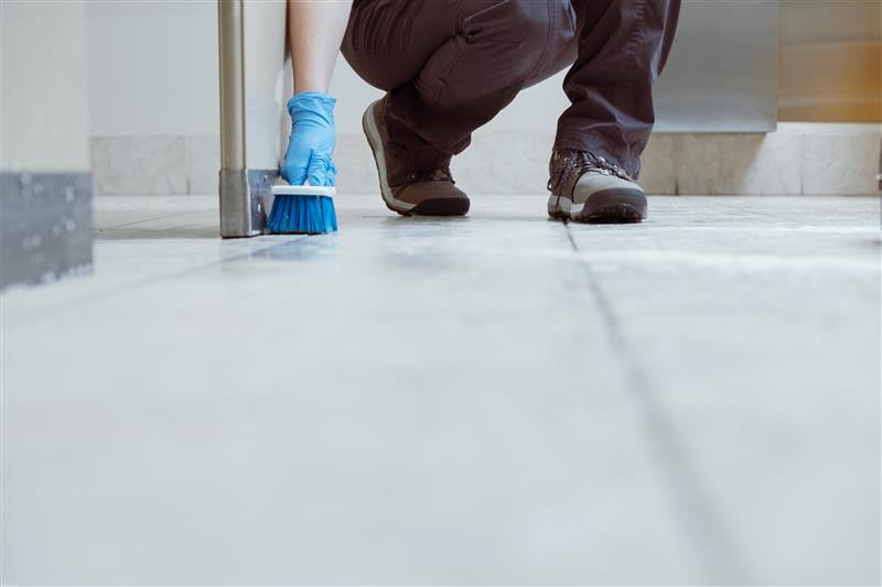 Barrido de una superficie con restos de obra