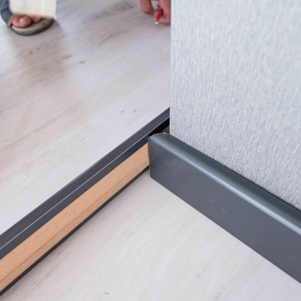 Battiscopa dello stesso colore delle porte o del pavimento