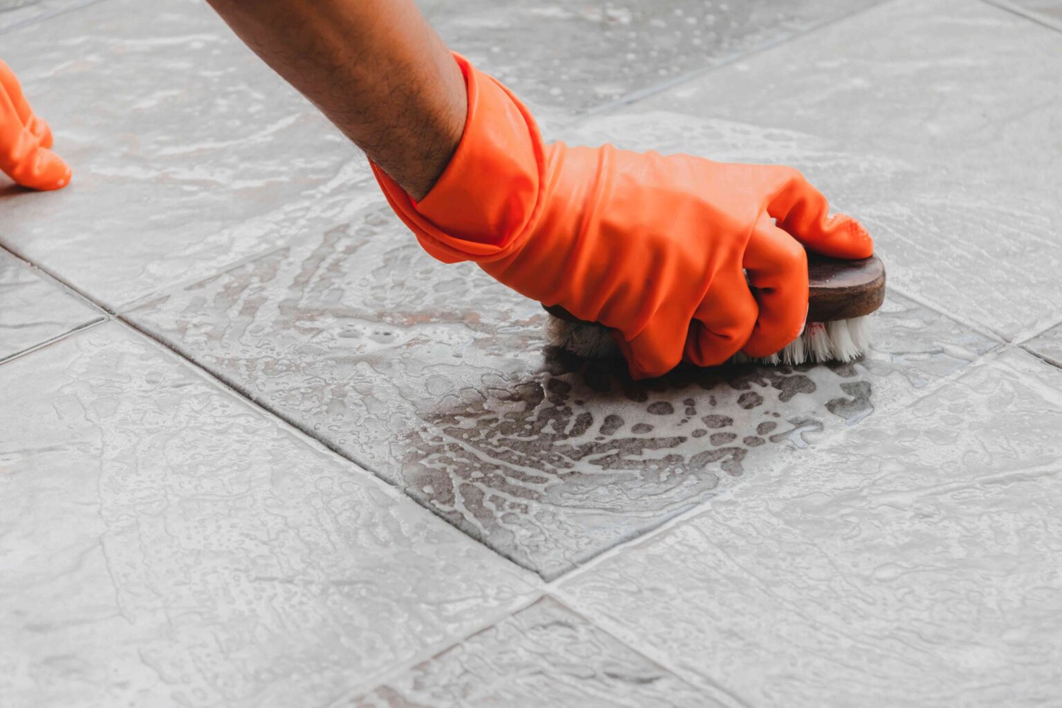 Comment nettoyer un carrelage encrassé : 6 trucs et astuces – Blog RUBI