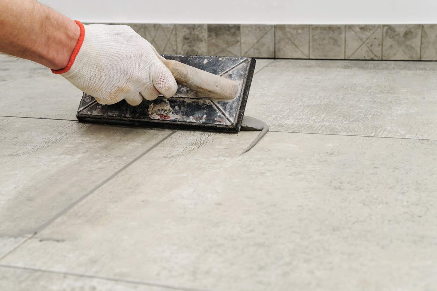 Comment faire des joints de carrelage au mur