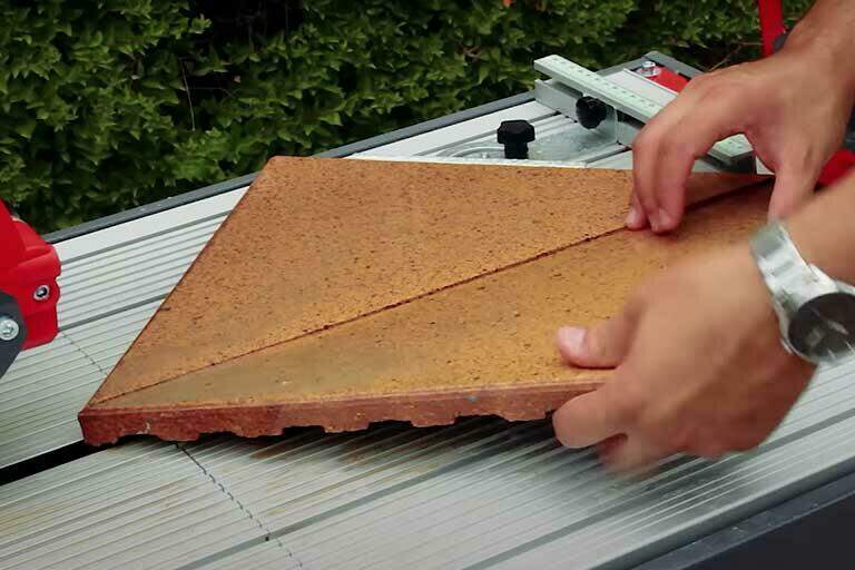 Come installare una copertura angolare per piastrelle passo dopo passo