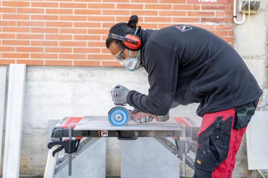 Smerigliatrice angolare: c’è differenza con la smerigliatrice?