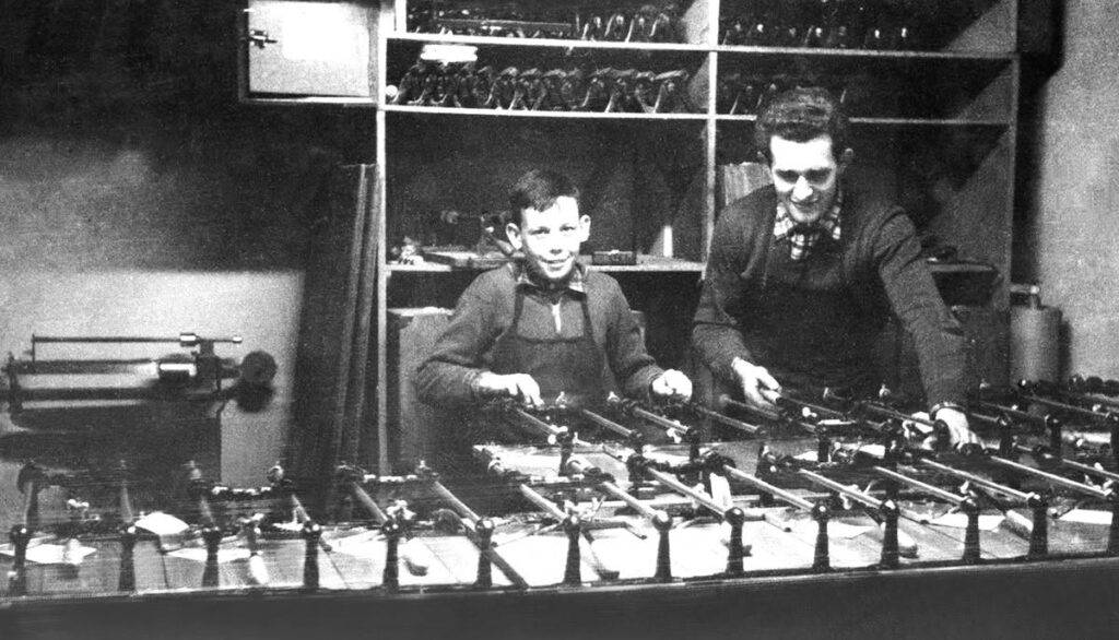persone impegnate nella realizzazione della tagliapiastrelle prima del 1970.