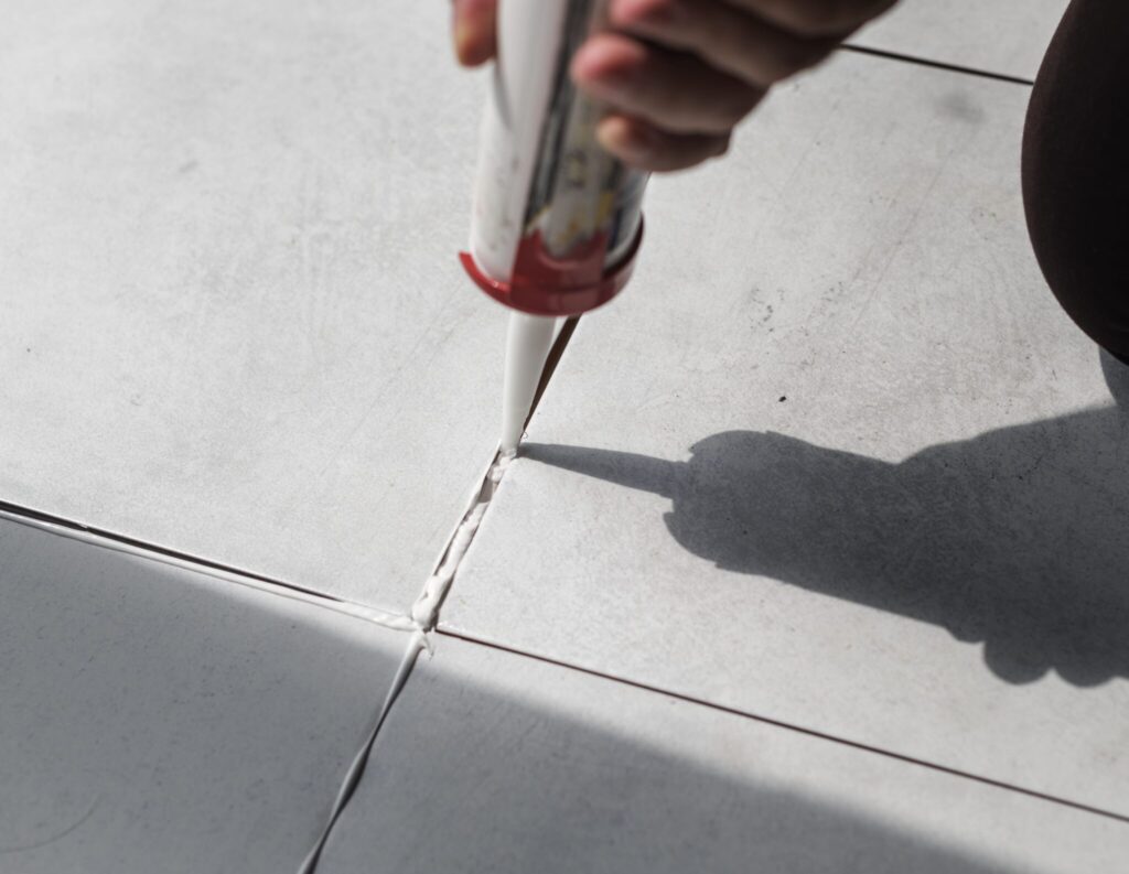 Come stuccare le fughe delle piastrelle nella doccia: guida contro le infiltrazioni