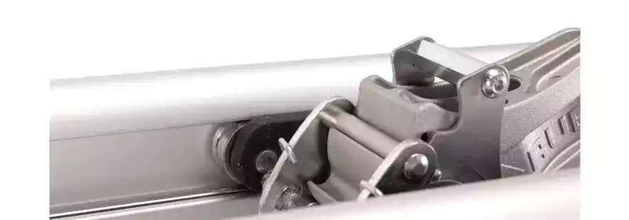 De olie verspreid je het beste door een paar keer op en neer te gaan met het snij-/breekmechanisme over de lengte van de tegelsnijders.