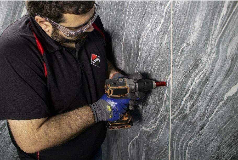 gat boren in wand tegels