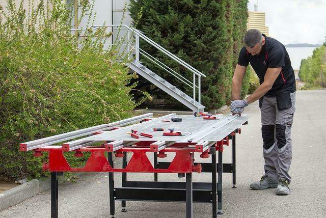 Een stabiele werktafel is een onmisbare accessoire voor grootformaat tegels 