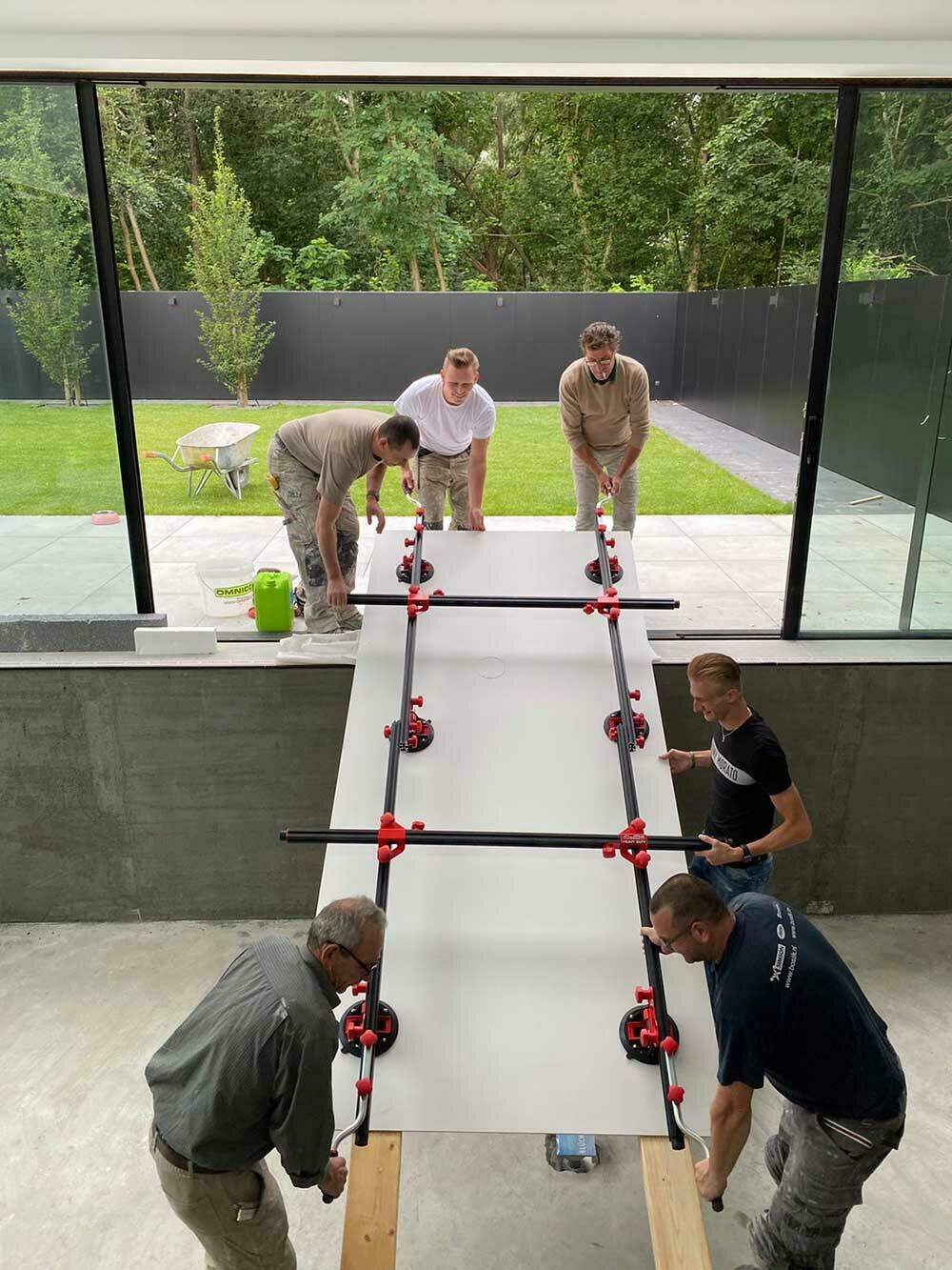 Het dragen van grootformaat tegels met de SLAB TRANS HEAVY DUTY doe je met minimaal 2 personen.