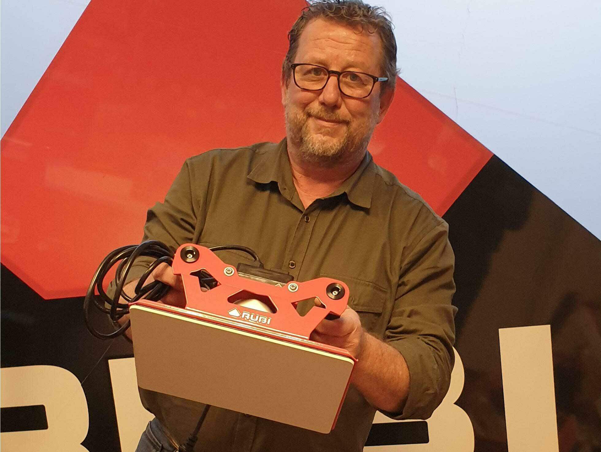 De RUBI TRILLER is de nieuwe elektrische tegelklopper van RUBI voorgesteld door Bert