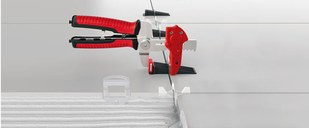 De clips van het DELTA LEVEL systeem kunnen aangetrokken worden met de tang. tegel leveling systemen