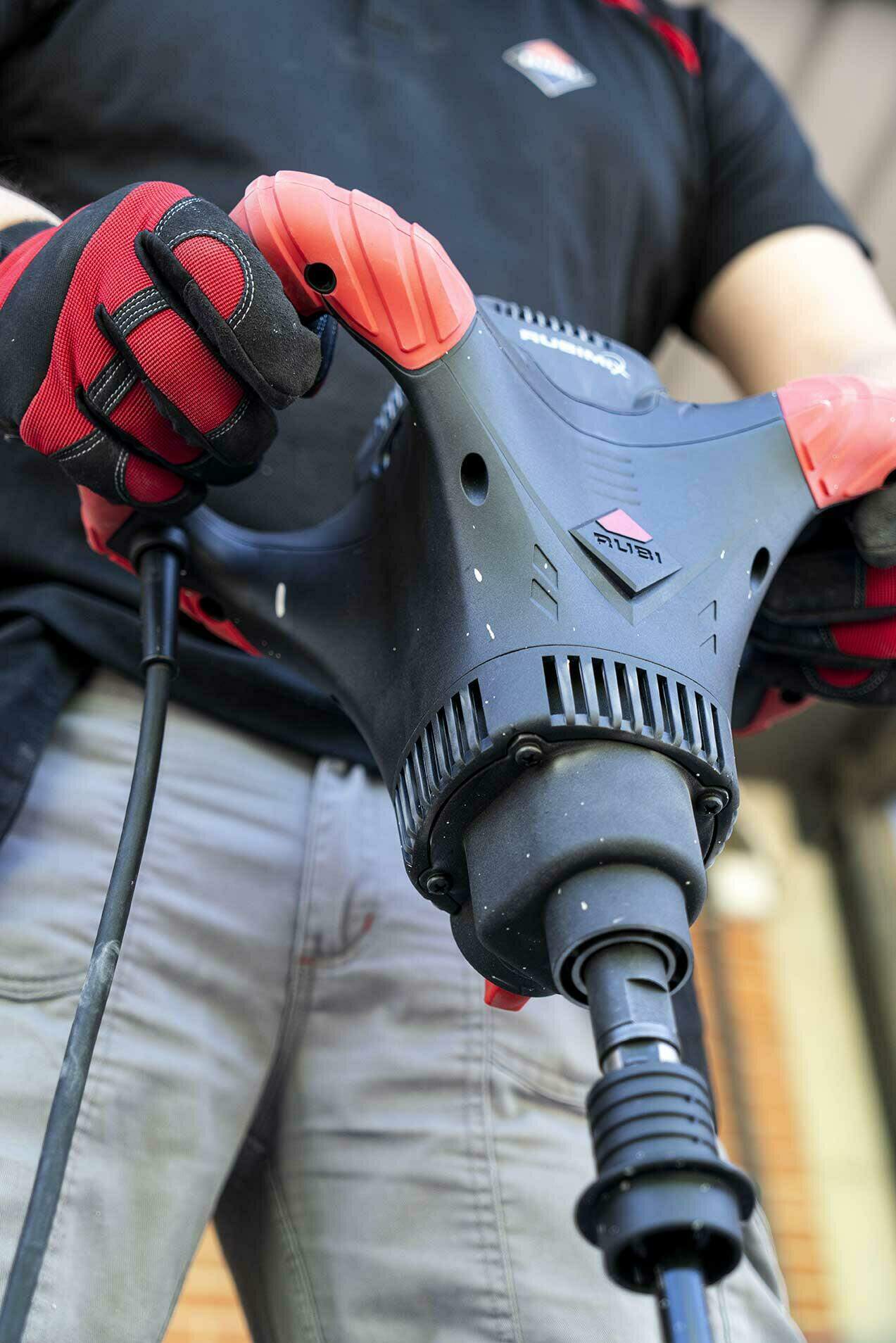 Close-up van het chassis met de ergonomische handgrepen en de FAST-IN adapter van de RUBMIX-9 POWER MAX mixer tijdens het mengen.