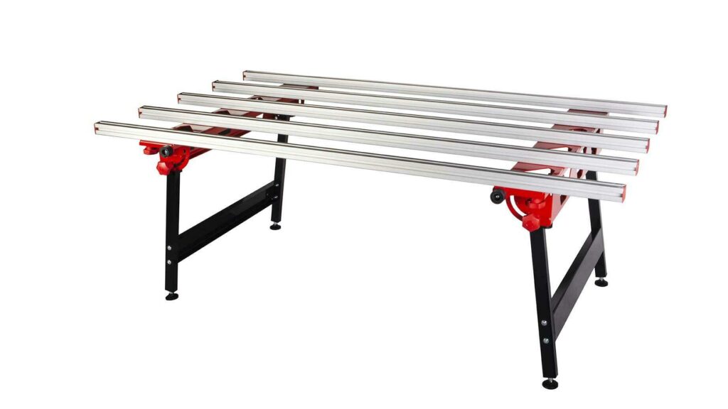 De RUBI SLAB tafel met versterkte aluminium profielen voor het stabiel bewerken van tegels.