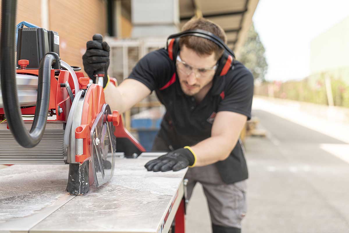 Een dikke tegel wordt gezaagd met de DCX-250 Xpert zaagmachine van RUBI.