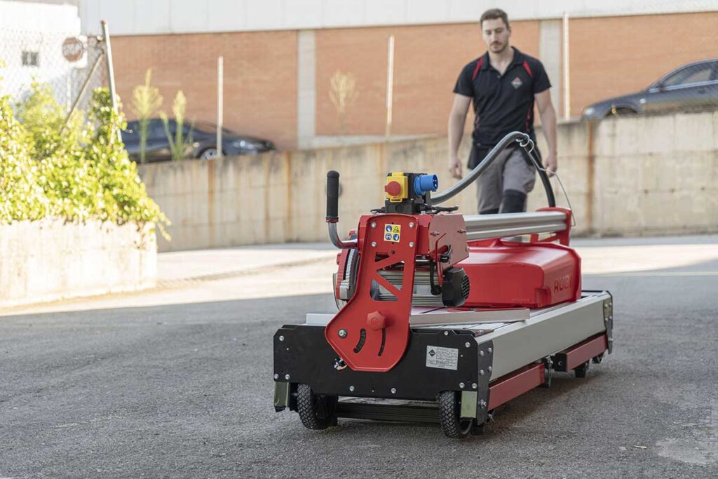 De extra grote wielen en de handgreep maken het gemakkelijk om de DCX - 250 Xpert zaagmachine van RUBI te verplaatsen.