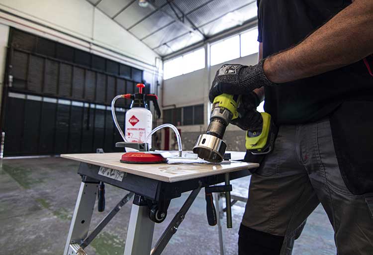 Natboren. Dit zijn boren die tijdens het gebruik worden gekoeld met water. De boormachines werken meestal met een lagere snelheid.