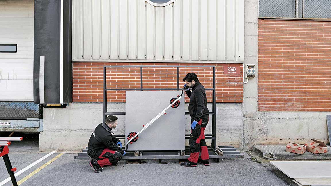 Veilig en licht grootformaat tegels verplaatsen met de SLAB TRANS MINI