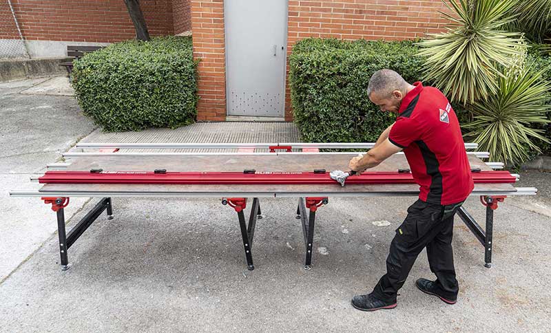 De Slab Cutter G3, de handsnijder voor keramische tegels voor het snijden van oneindige lengtes. 