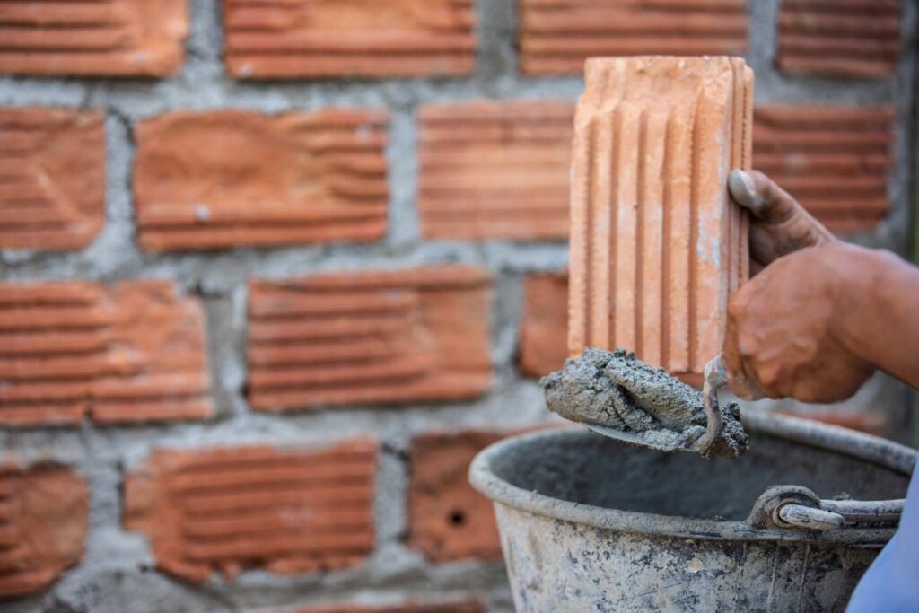 Come costruire o erigere un muro di mattoni in cantiere