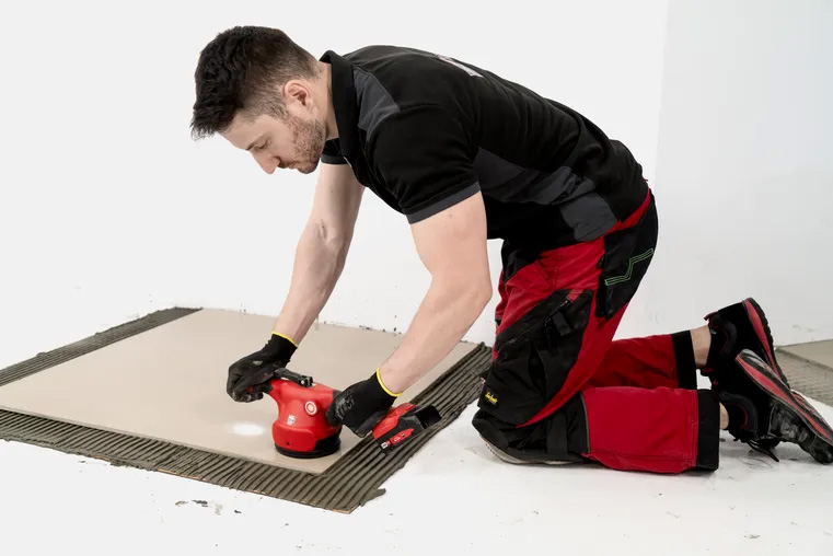 TEGELKLOPPER EN DRAGER IN ÉÉN: RUBI QUAKE ENERGY CAS