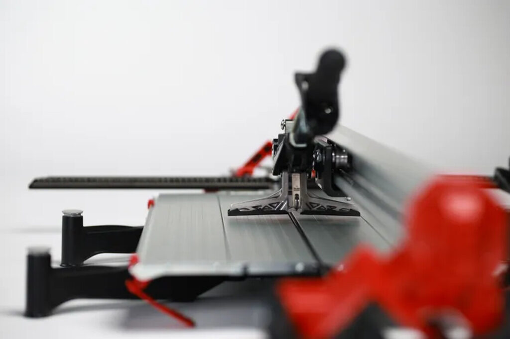 Przecinarka do płytek RUBI TK - widok nożyka i linia cięcia