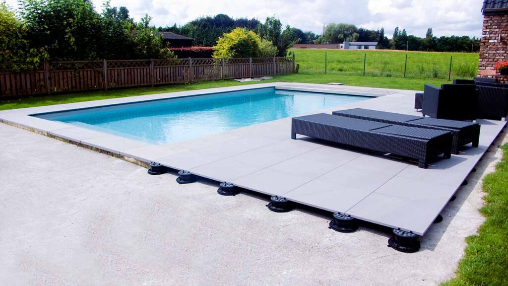 Terrastegels op tegeldragers leggen / foto Buzon NL