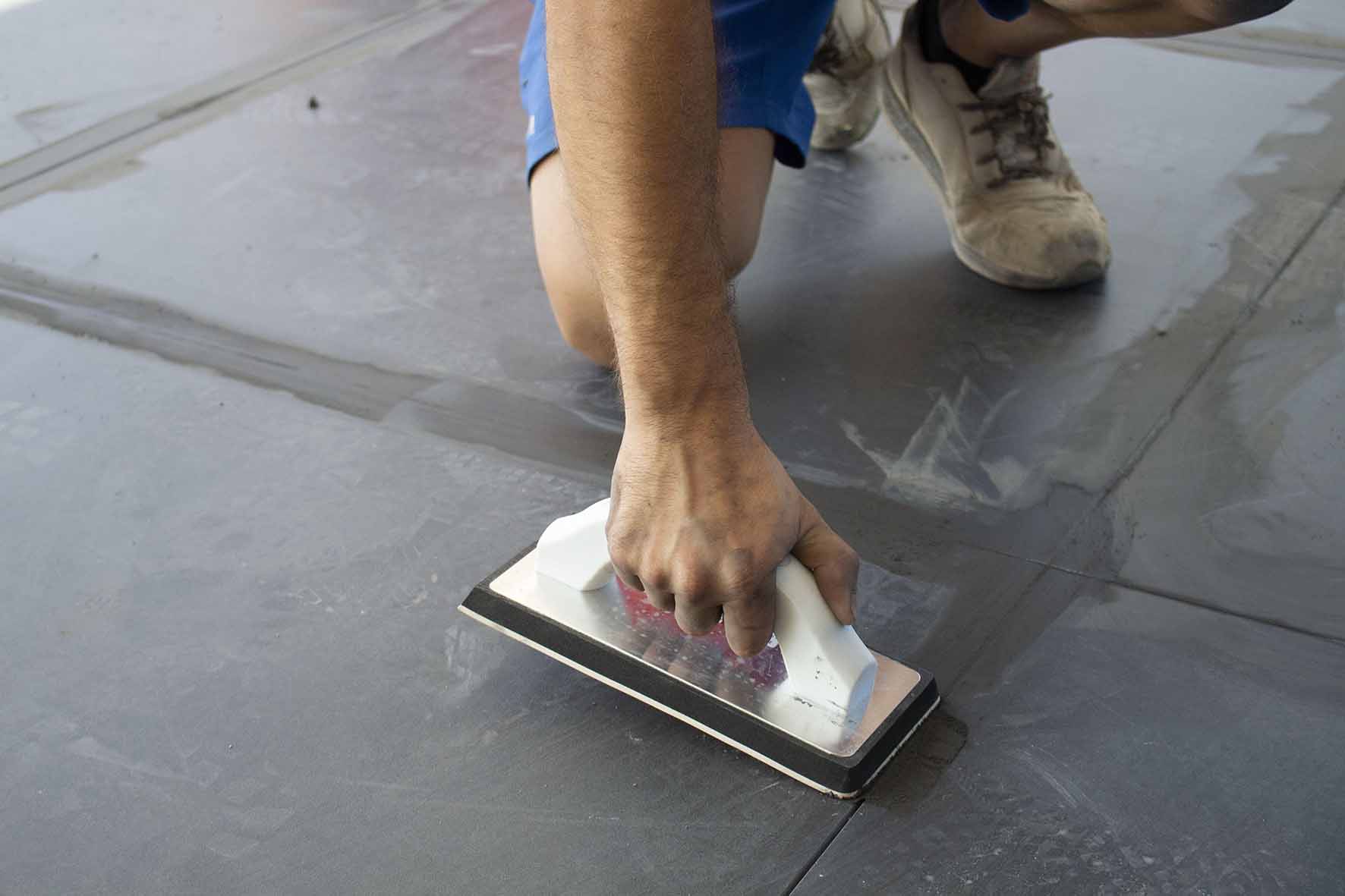 Nakładanie fugi, fugowanie.