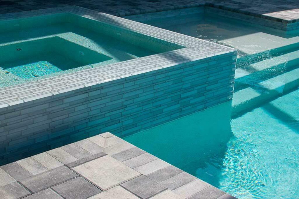Cómo colocar azulejos en piscinas