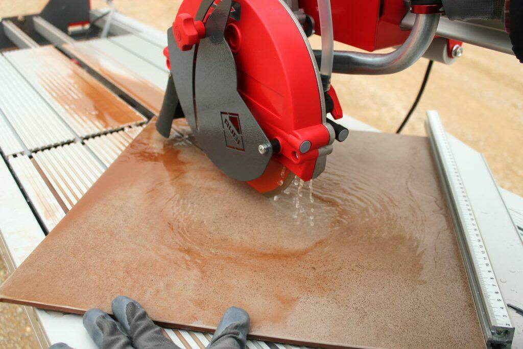 how to use a tile saw